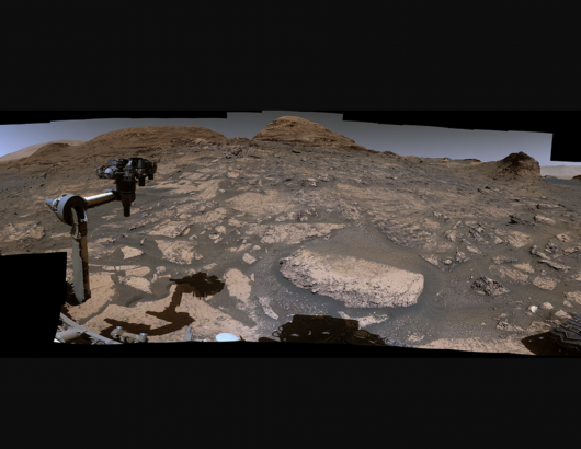 nasa's mars curiosity rover showing landscape