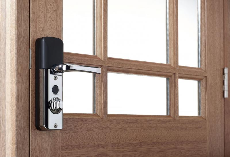 Mighton Products Avia smart lock with door